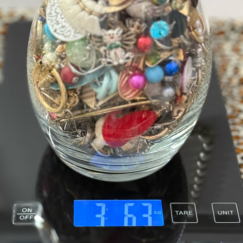 3.6 Lb (including jar/vase ) of unmatched Crafter’s lot of Earrings 👂💎 - Picture 9 of 9